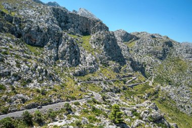 Yılan gibi yol yön sa calobra, Mayorka. Hedef Adası Palma Mallorca, İspanya Sa Calobra Torrente de Pareis güzel görünümü tepeler ve yollarda. Balear Adaları İspanya