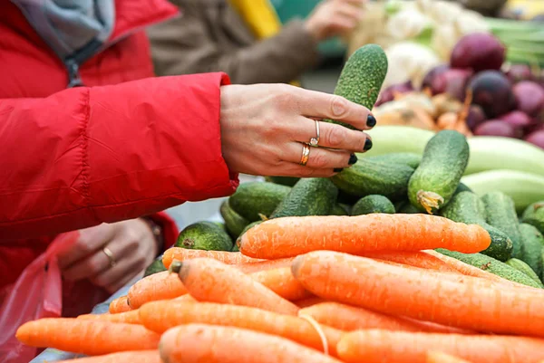 Értékesítése, a friss, bio zöldségek és gyümölcsök a zöld piac vagy a mezőgazdasági termelők piacra Belgrádban hétvégén — Stock Fotó