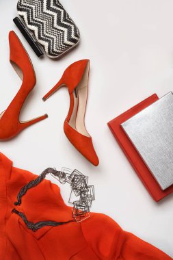 Düz yatıyordu kutlama parti kadın kıyafeti koleksiyonu kırmızı ayakkabı çanta debriyaj aksesuar beyaz arka plan üzerinde. Noel mutlu yeni yıl Sevgililer günü anlayışı. Yat, kopya alanı, dikey, yatay