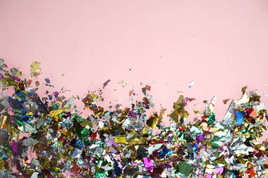 Pembe kağıt parlak konfeti en iyi manzaralı. Uzay kopyalayın. Üstten görünüm, düz yatıyordu. Çerçeve tatil parti konsept
