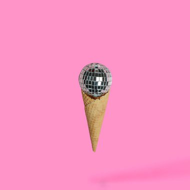 Disko topu dondurma parlak pastel pembe arka plan. En az parti konsept.