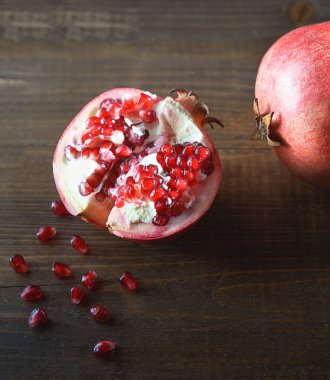 Ahşap masa arka plan, seçici odak, rustik tarzı üzerinde yakut kırmızı fasulye taze soyulmuş nar