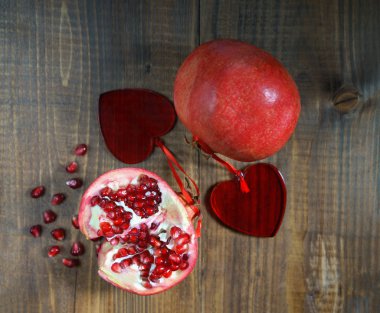 Nar yakut kırmızı fasulye aşık iki kalp ahşap masa arka plan, seçici odak, rustik tarzı ile. Sevgililer günü Sevgililer kavramı sağlıklı beslenme tarzının