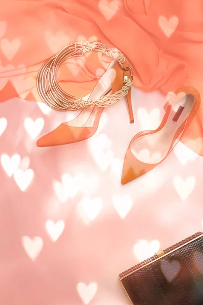 Aksesoris gaya perempuan mode pakaian mewah: kain, kosmetik sepatu dalam warna tahun 2019 - Living Coral. Natal Happy New Year Valentines Konsepsi pesta hari. Nada. flat lay — Stok Foto