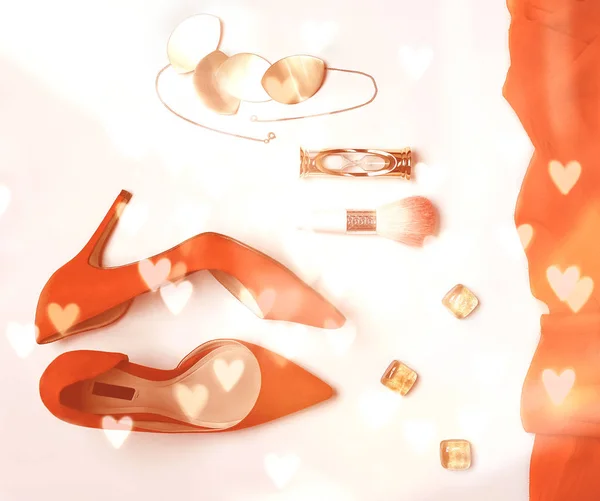 Fashion perempuan aksesoris pakaian mengatur perhiasan sepatu hak tinggi rias kain kuas kosmetik di latar belakang warna tahun 2019 Living Coral. Ruang fotokopi rata. Valentines hari konsepsi pesta pernikahan . — Stok Foto