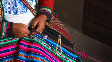 Peru'da Dokuma yakın çekim. Cusco, Peru. Renkli geleneksel yerel Perulu bir halı Ulusal desenli örgü kapanış kadın giyinmiş