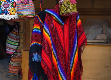 Machu Picchu, yeni yedi merak ediyorum dünya, Cusco bölge Peru, Urubamba ilinin biri içinde belgili tanımlık çarşı içinde renkli Perulu panço. Seçici odak