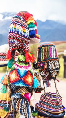 Machu Picchu, yeni yedi merak ediyorum dünya, Cusco bölge Peru, Urubamba ilinin biri yerel pazarda renkli Perulu Lama rakamlar şapka. Seçici odak