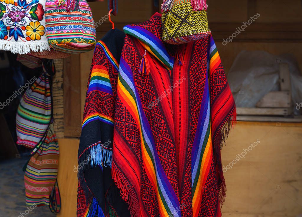 Colorato poncho peruviano nel mercato di Machu Picchu, una delle