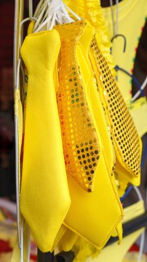 geleneksel kutlama yeni yıl Peru'da sarı renk iç çamaşırı ve altın giyim aksesuarları kıyafeti ile. İnsanlar bu elbise giymek ve kutlamak için Şehir Meydanı'na gidin