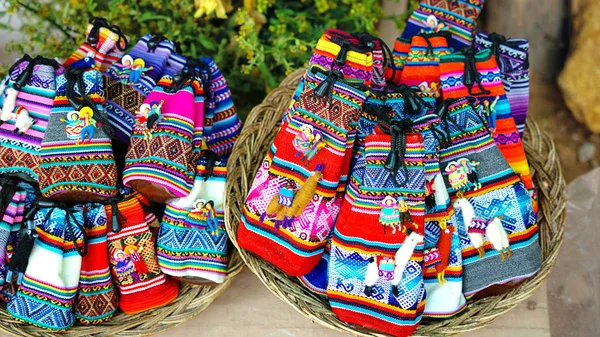 Perulu bebek Hediyelik eşya dükkanı Cusco, Peru satışında. El yapımı.