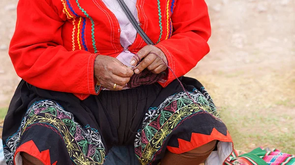 Žena Oblečená Barevné Tradiční Nativní Peruánec Zavírání Pletení Národním Vzorem — Stock fotografie