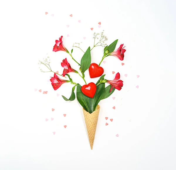Dondurma külahı ile Sevgililer günü dekorasyon düzeni iki kırmızı kalp, Mercan rengi çiçekleri beyaz zemin üzerine. En az aşk düğün Sevgililer parti kavramı. Uzay kartı düz yatıyordu Kopyala. — Stok fotoğraf