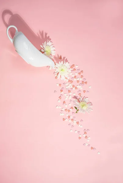 情人节装饰布局柔和粉红色的背景与鲜花, 心和白色的厨房平船。最小的爱情婚礼情人节派对概念。平面放置复制空间卡. — 图库照片