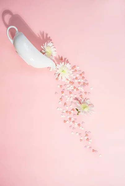 情人节装饰布局柔和粉红色的背景与鲜花, 心和白色的厨房平船。最小的爱情婚礼情人节派对概念。平面放置复制空间卡. — 图库照片