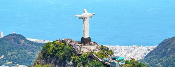 Widok na Rio de Janeiro z Chrystusem Odkupicielem i góry Corcovado — Zdjęcie stockowe