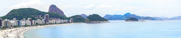 Rio de Janeiro, Brasil - 01.01.2019 Praia de Copacabana no Rio de Janeiro, Brasil. Vista aérea de Copacabana praia de areia com água azul-turquesa e mosaico calçada com palmas. Vista superior — Fotografia de Stock