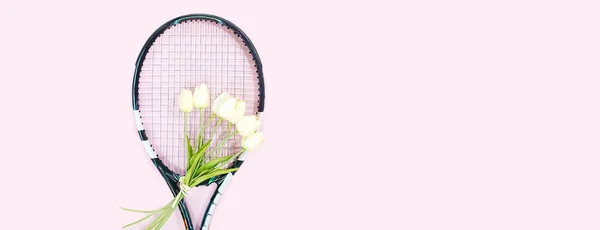 Tenis tenis raketi ile buket Beyaz Lale çiçek ile pastel pembe arka plan düzeni seviyorum. Uluslararası Kadınlar Günü 8 Mart. Uzay kopyalayın. Tenis oyun ile Sevgililer günü kavramı. Düz yatıyordu