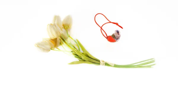 Corazón del Día de San Valentín Hecho de rojo rosa flash drive aislado sobre fondo blanco y tulipanes ramo blanco. Tarjeta de felicitación de San Valentín, disposición de la celebración, boda, cumpleaños. Colocación plana, horizontal . — Foto de Stock
