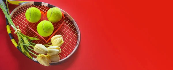 Tenis Tenis raket topu ile buket Beyaz Lale çiçek kırmızı zemin üzerine düzeni seviyorum. Uluslararası Kadınlar Günü 8 Mart. Uzay kopyalayın. Tenis oyun ile Sevgililer günü kavramı. Düz yatıyordu