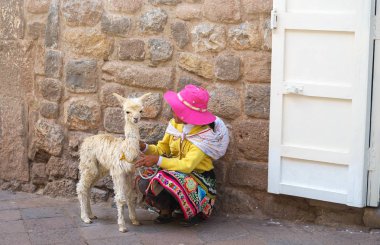 Perulu kız bebek Lama Cusco, Peru, Latin Amerika'nın sokakta ile geleneksel elbiseli. Seçici odak