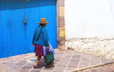 Cusco, Peru, Latin Amerika'nın sokakta içinde geleneksel Peru yaşlı kadın. Yatay, kahverengi şapka