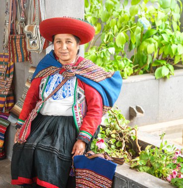 Cusco, Peru - 01.03.2019 içinde geleneksel yerel Perulu kadın kutsal Valley yakınındaki Cusco, Peru, Latin Amerika kırmızı şapkalı