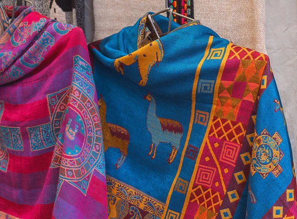 Peruanska kvinnliga färgglada klänning poncho med formen lamadjur i marknaden Machu Picchu, en av de nya sju Wonder of The World, Cusco Region, Urubamba provinsen. Peru Latinamerika. Selektivt fokus — Stockfoto