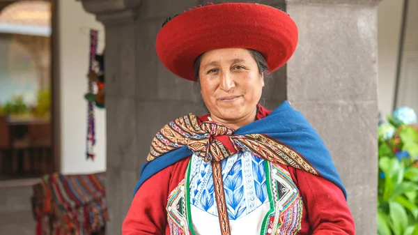 Cusco, Peru - 01.03.2019 Native peruanska kvinna i folkdräkt med röd hatt i Heliga dal nära Cusco, Peru, Latinamerika — Stockfoto