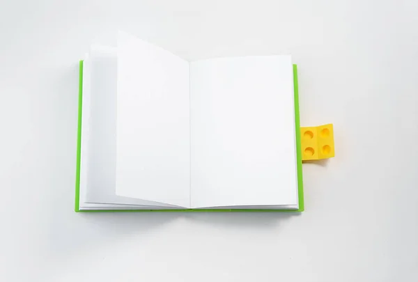 ビジネス オフィス用品や教育学校概念 白い背景に白いページを開く明るいグリーン ノートの像 フラット レイアウトをコピーします — ストック写真
