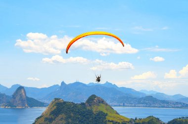 Güneşli mavi gökyüzü arka plan üzerinde renkli bir paraşüt ile skydiver. Aktif yaşam tarzı. Aşırı spor. Yaz tatili, tatil, turizm kavramı.