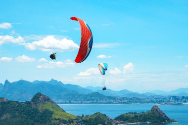 Güneşli mavi gökyüzü arka plan üzerinde renkli bir paraşüt ile skydiver. Aktif yaşam tarzı. Aşırı spor. Yaz tatili, tatil, turizm kavramı.