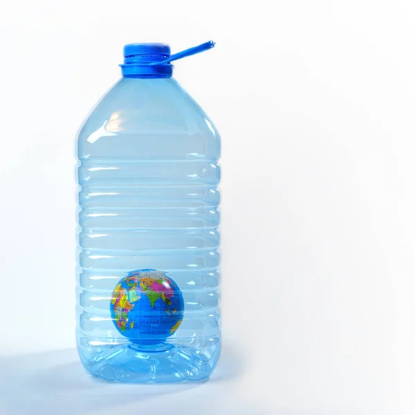 Kreatives Layout für den Weltumwelttag - Plastikverschmutzung stoppen. der Globus als Symbol der Erde in einer großen Plastikflasche. Konzept der Rettung der Umwelt, Umweltverschmutzung. Kopierraum für Text. — Stockfoto