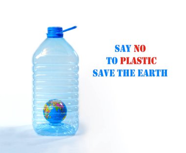 Dünya Çevre Günü - plastik ücretsiz kavramı. Dünyanın büyük plastik şişe içinde toprak olarak. Çevre kirliliği koruma kavramı. Metin için yer kopyalayın.