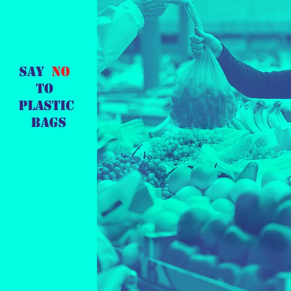 Concept of World Environment Day: Plastic Free (dalam bahasa Inggris). Warga membeli sayuran dan buah-buahan segar di pasar petani dan mengemasnya dalam kantong plastik. Konsep menyelamatkan lingkungan, polusi. teks, duotone . — Stok Foto