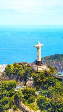 Rio de Janeiro İsa kurtarıcı ve Corcovado Dağı ile güzel havadan görünümü. Brezilya. Latin Amerika