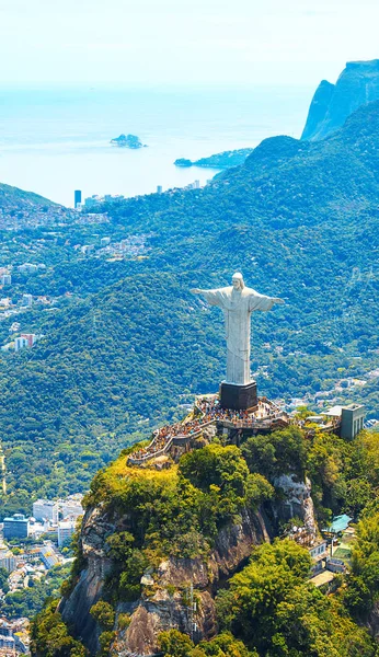 Rio de Janeiro İsa kurtarıcı ve Corcovado Dağı ile güzel havadan görünümü. Brezilya. Latin Amerika