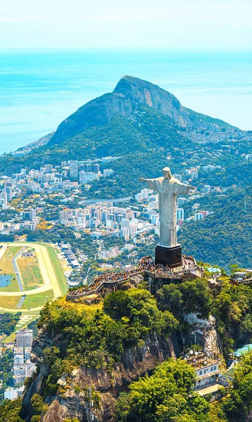 Rio de Janeiro İsa kurtarıcı ve Corcovado Dağı ile güzel havadan görünümü. Brezilya. Latin Amerika