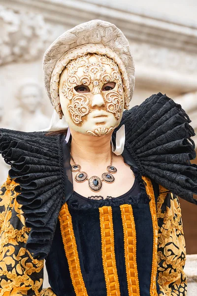 Beautiful mask at St. Mark square during the carnival of Venice — Stock Photo, Image