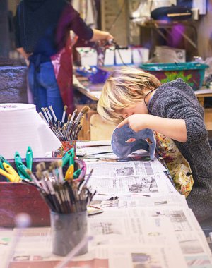 Venice, İtalya - 02.23.2019: Küçük çocuk elleri Venedik geleneği karnaval maskesi resim, Venedik Karnavalı sırasında maskesi yapma, mutlu yüz.