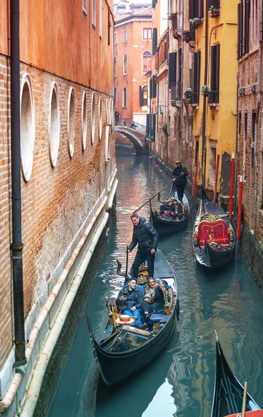VENICE, ITALIA - 02.23.2019: Onnelliset kasvot gondoliasuisille Grand Canal karnevaalin aikana Venetsiassa. Pari nuorta ottaa selfiekuvia. — kuvapankkivalokuva