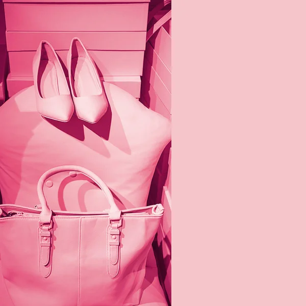 Begreppet trendiga kvinnliga tillbehör väska skor på tomma lådor och rosa bakgrund. Elegance mode outfit. Minimal livsstilskoncept. Selektivt fokus, dubbelverkande effekt. Plats för text — Stockfoto