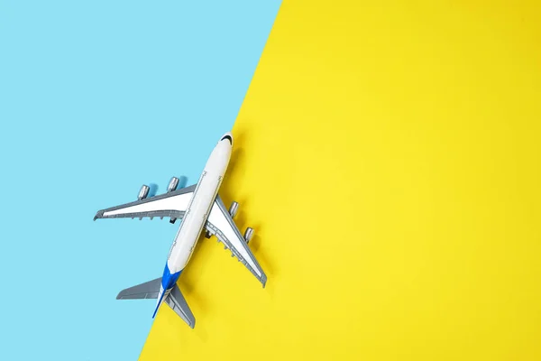 Modelo avión plano o plano sobre fondo amarillo y azul . —  Fotos de Stock