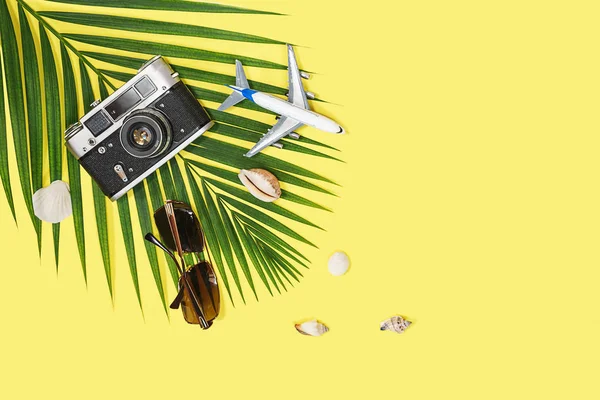 Flat lay com acessórios para viajantes sobre fundo amarelo. Conceito de viagem — Fotografia de Stock