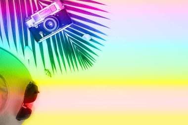 Düz renkli arka plan üzerinde seyahat aksesuarları yatırın. Seyahat, yaz konsepti.