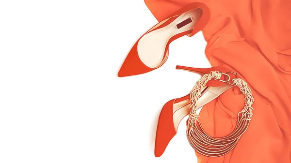 Perayaan pesta pakaian wanita koleksi gaun warna karang merah, sepatu, perhiasan aksesoris di latar belakang putih, terisolasi . — Stok Foto