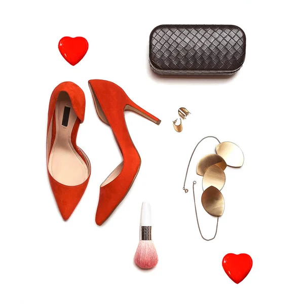 Tata letak pakaian awam datar: sepatu merah, aksesoris, perhiasan, tas, makeup dan dua hati di latar belakang putih, terisolasi . — Stok Foto
