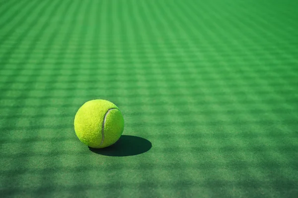 Tennisboll på gröna banan. — Stockfoto