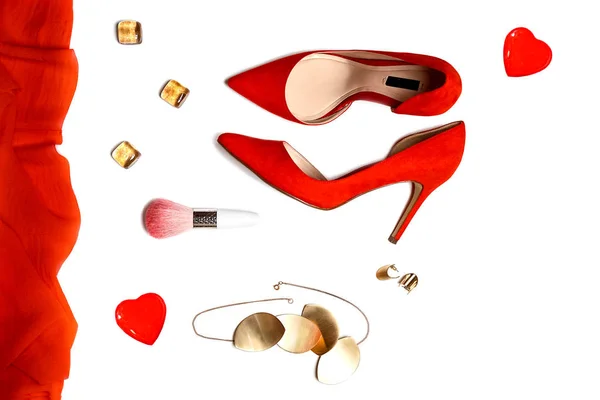 Flat lay to party outfit composizione: scarpe rosse, accessori, gioielli su sfondo bianco, isolato . — Foto Stock