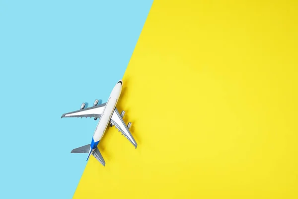 Modelo avião, avião em fundo amarelo e azul . — Fotografia de Stock